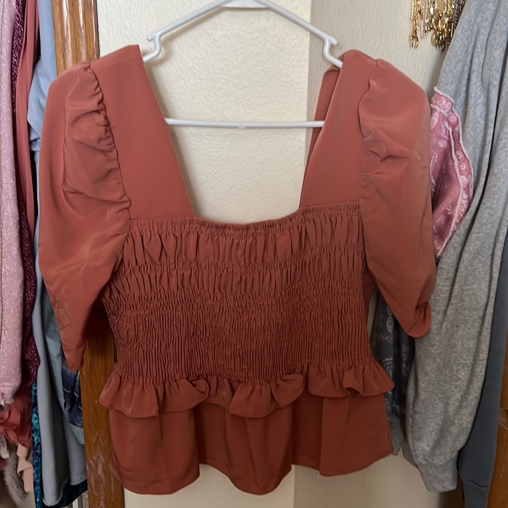 En creme crop top; size large